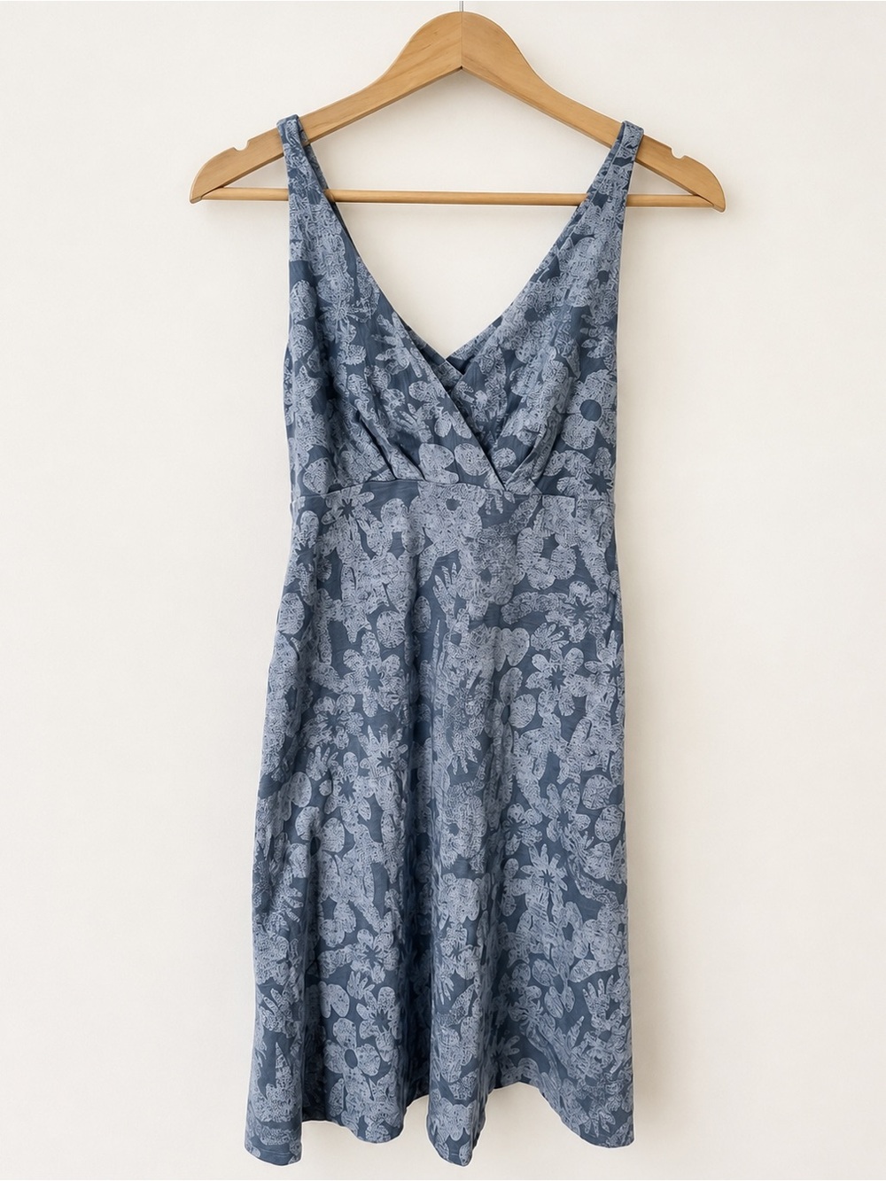 Patagonia Women’s Amber Dawn Dress Blue Floral Crossover V-Neckline - Picture 2 of 9